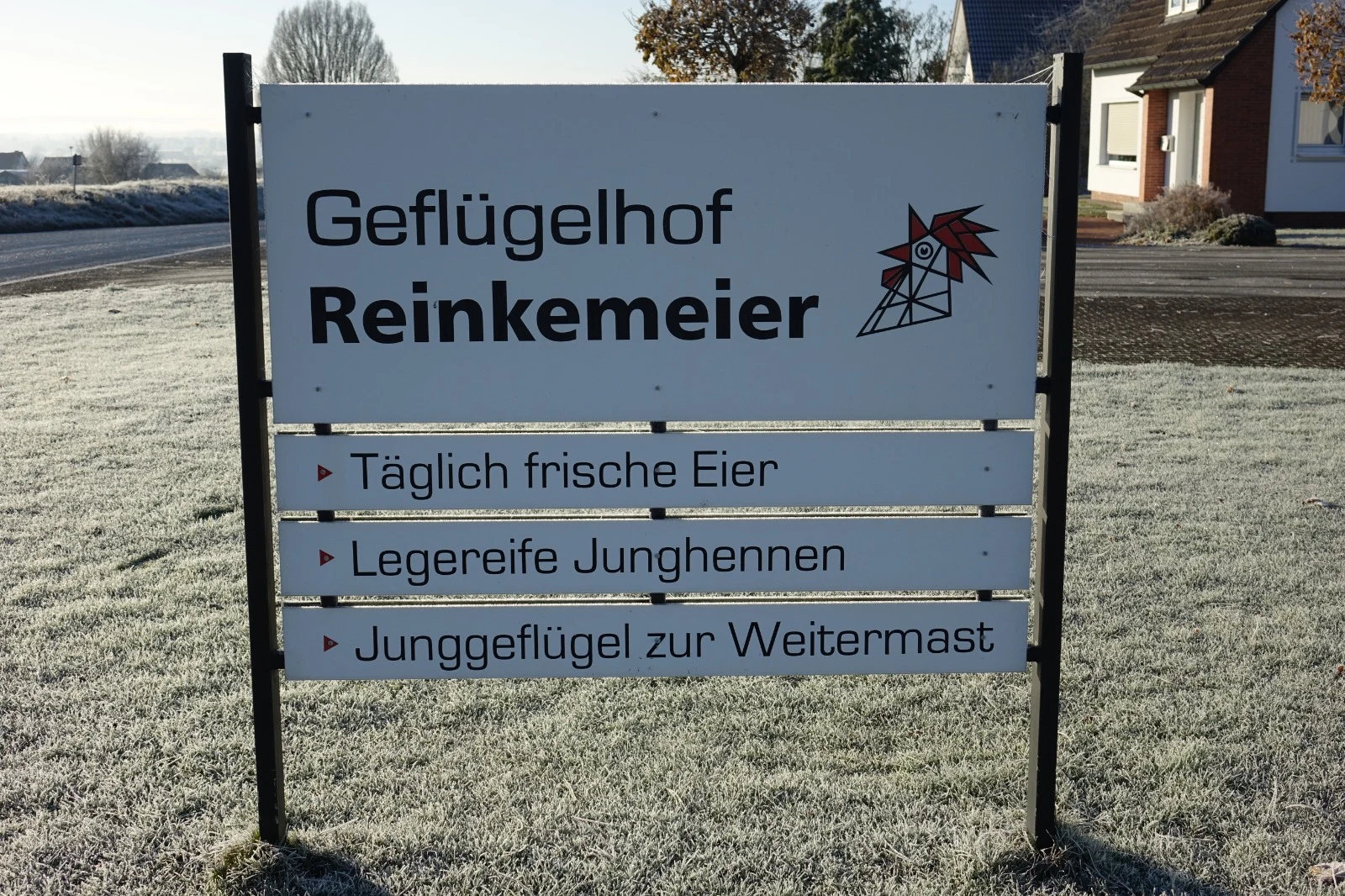 Geflügelhof Reinkemeier · Hofschild mit Logo und Pferd vor dem Eingang in Anzefahr